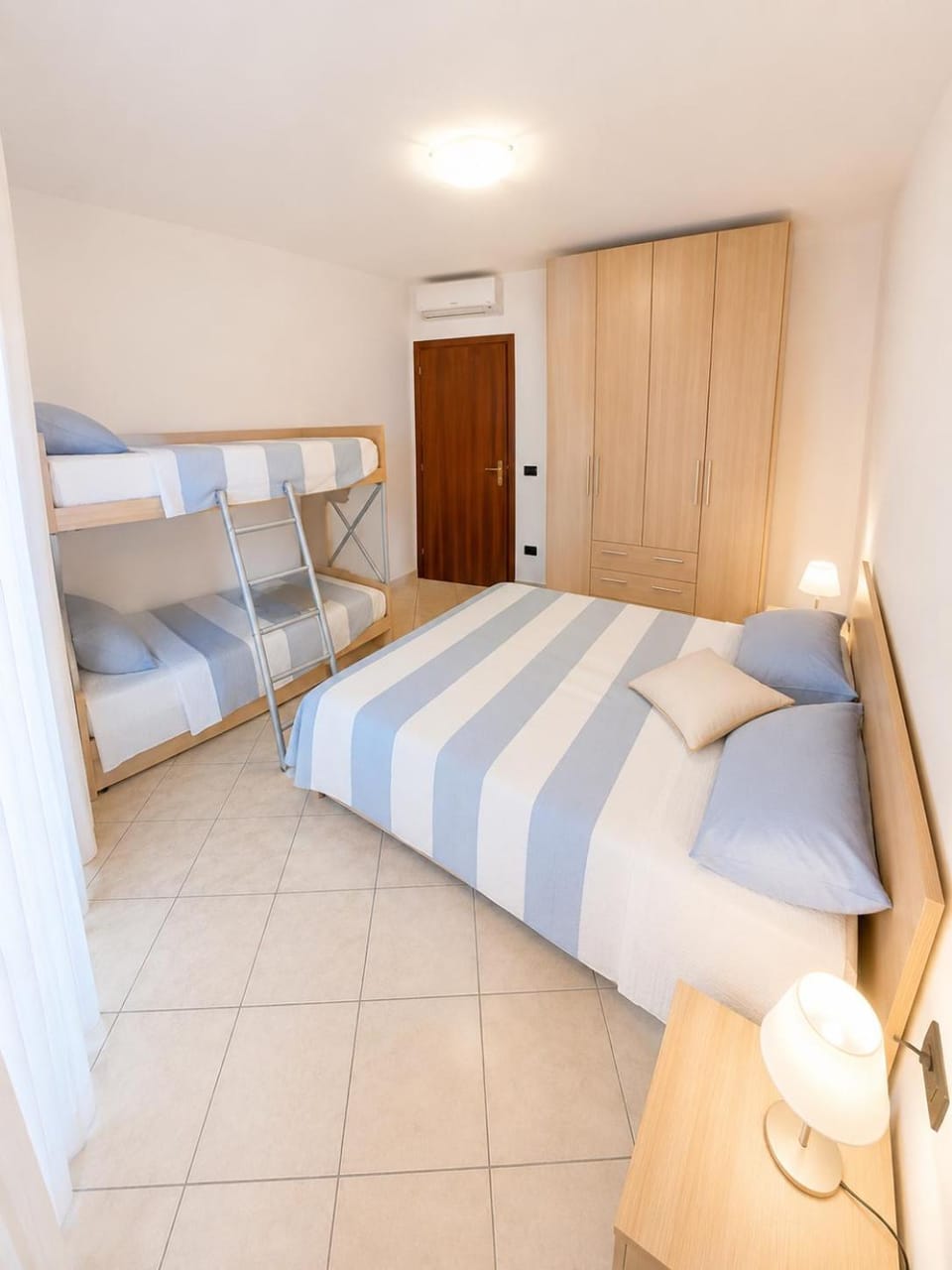 Bedroom, bunk bed