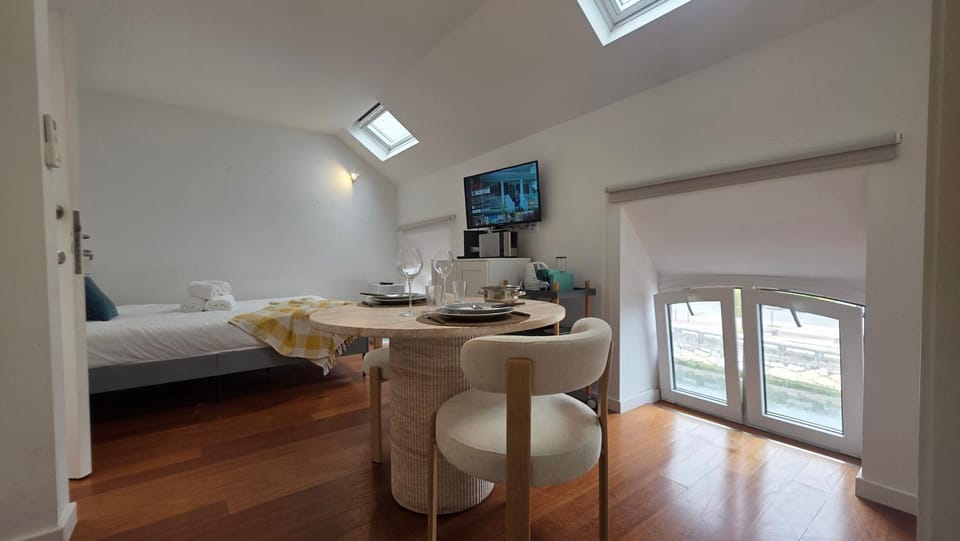 Bed, TV and multimedia, Living room, Photo of the whole room, Seating area, Dining area, Bedroom