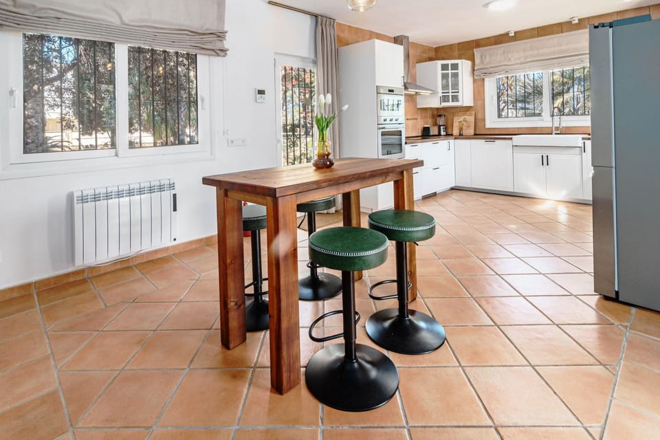 Property building, Kitchen or kitchenette, Living room