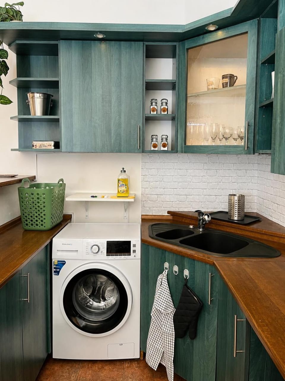 Kitchen or kitchenette, kitchen