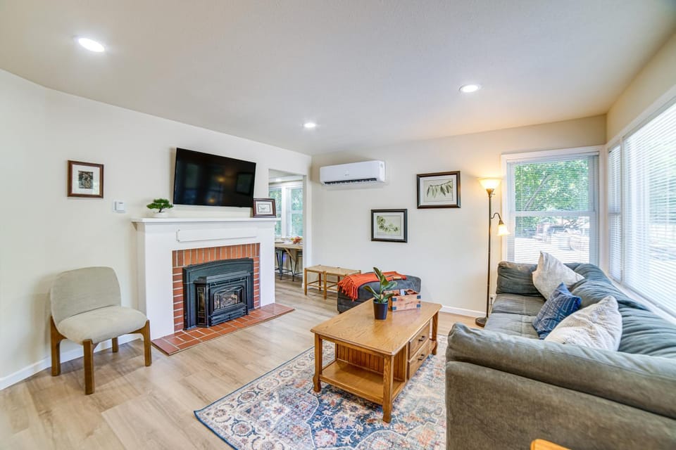 Walk to Main St! Quiet Mendocino County Retreat House in Willits