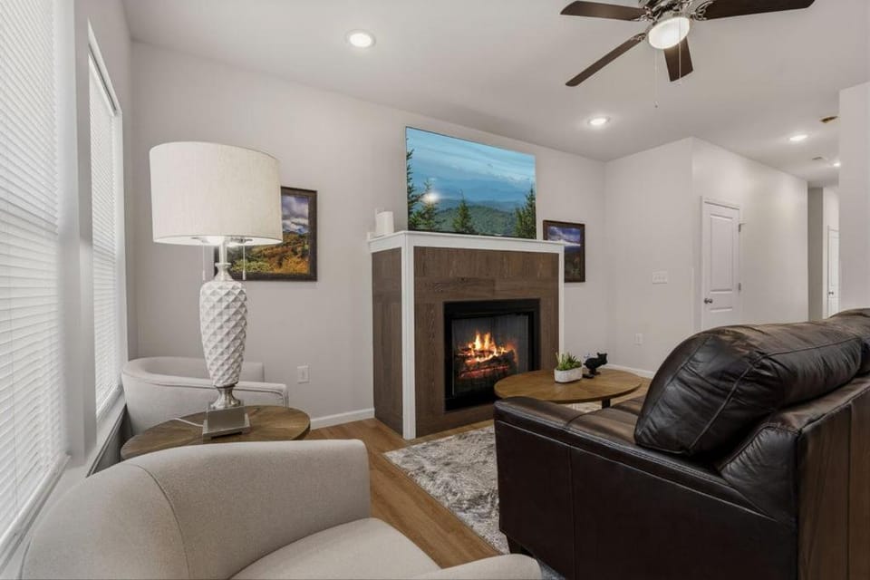 3BDSleeps 10Near DollywoodNEW Chalet in Sevierville