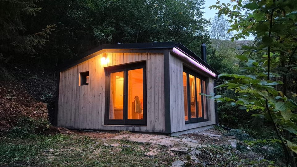 Chatička pod skalou - Cozy off grid solar cabin Cabin in Czechia
