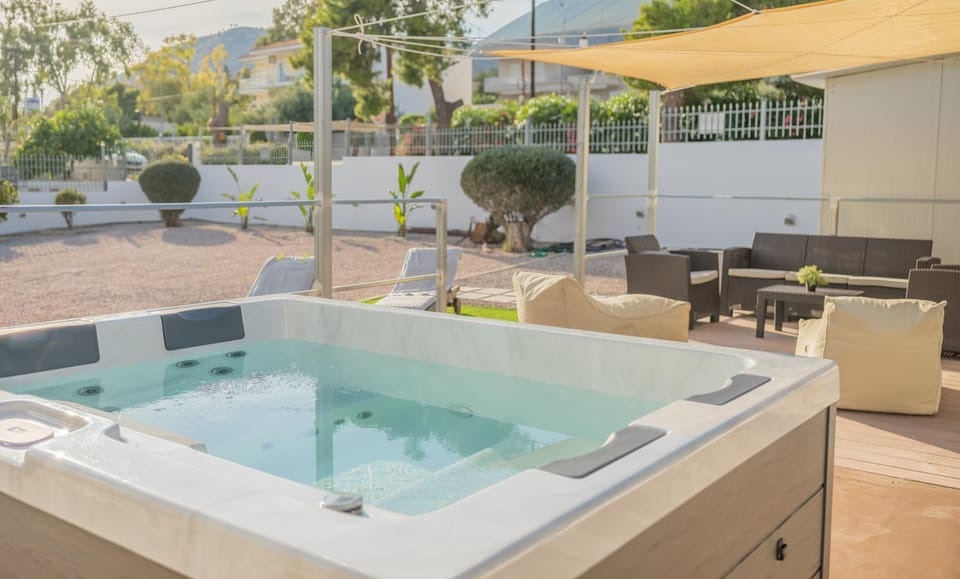 Patio, Day, Natural landscape, Hot Tub, sunbed
