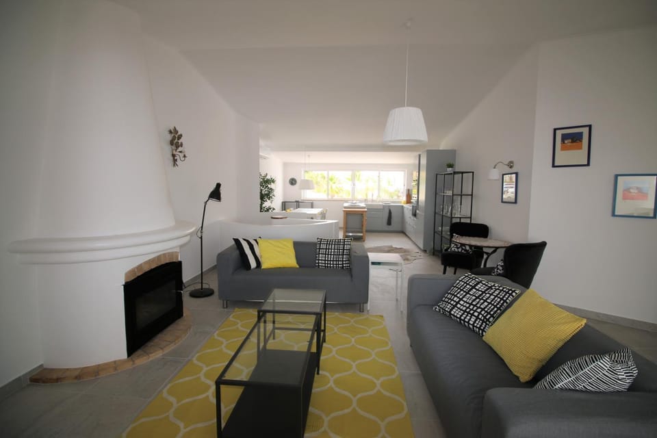 Charming & Spacious Town House with Sea View House in Luz