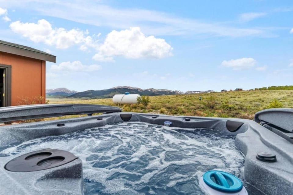 Elk Ridge Retreat With Hot Tub and 360 Views House in Park County