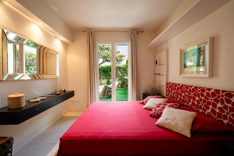Bed, Bedroom, Garden view
