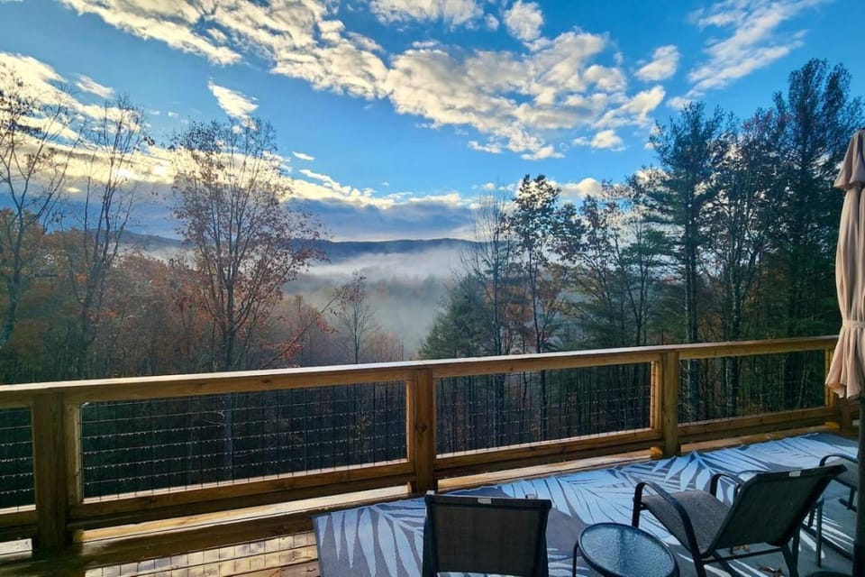 Avas Place - Stunning Mountain Views, Deck, Fire Pit and Hammock House in Watauga