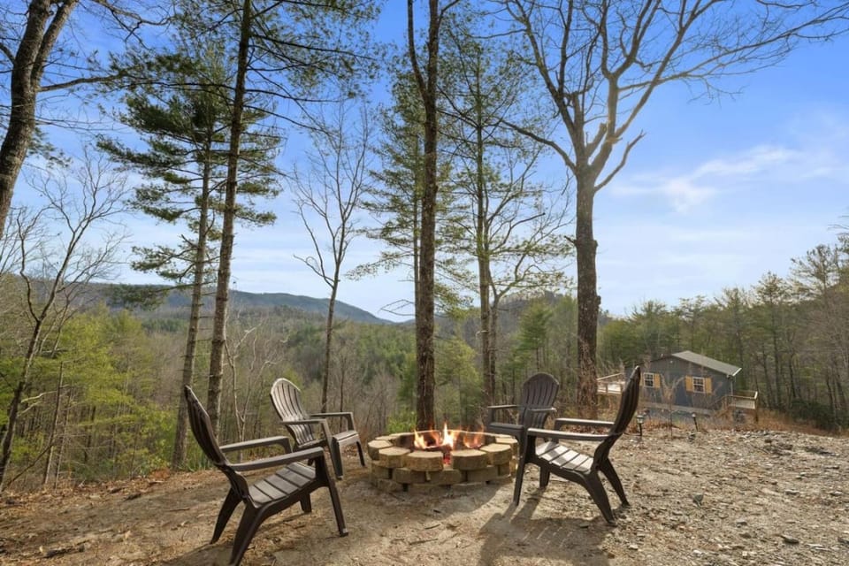 Avas Place - Stunning Mountain Views, Deck, Fire Pit and Hammock House in Watauga