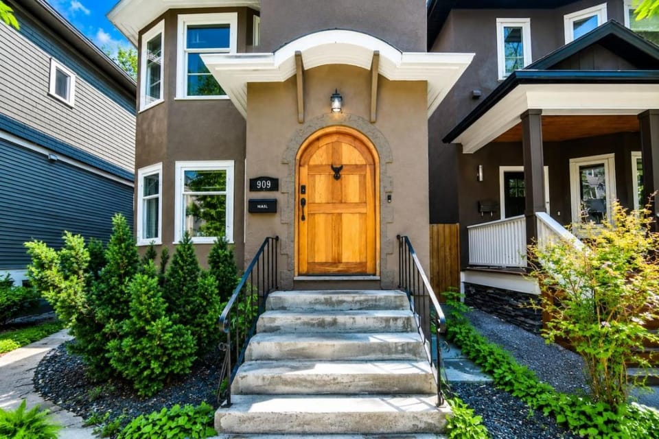 2 Bedroom 18 Ave Downtown Apartment in Calgary
