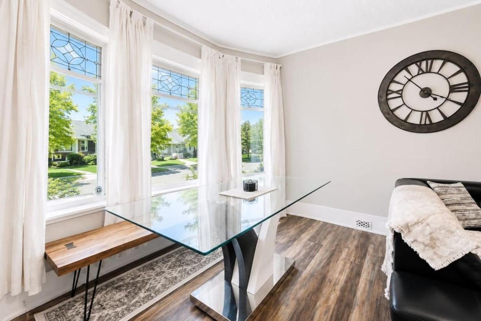 2 Bedroom 18 Ave Downtown Apartment in Calgary
