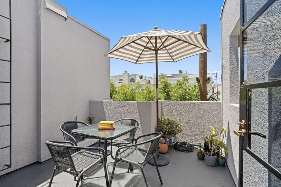 NEW West LA Townhome with EV Parking and Loft House in Brentwood