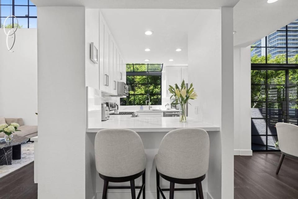 NEW West LA Townhome with EV Parking and Loft House in Brentwood