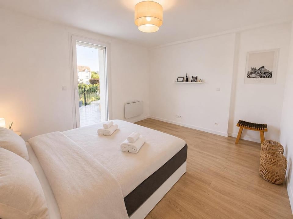 Photo of the whole room, Bedroom