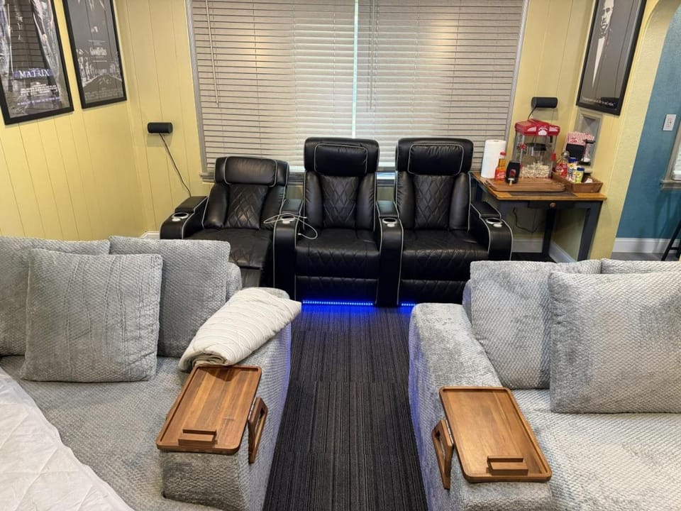 Hot Tub and Home Theatre in the Hood Apartment in Moorhead