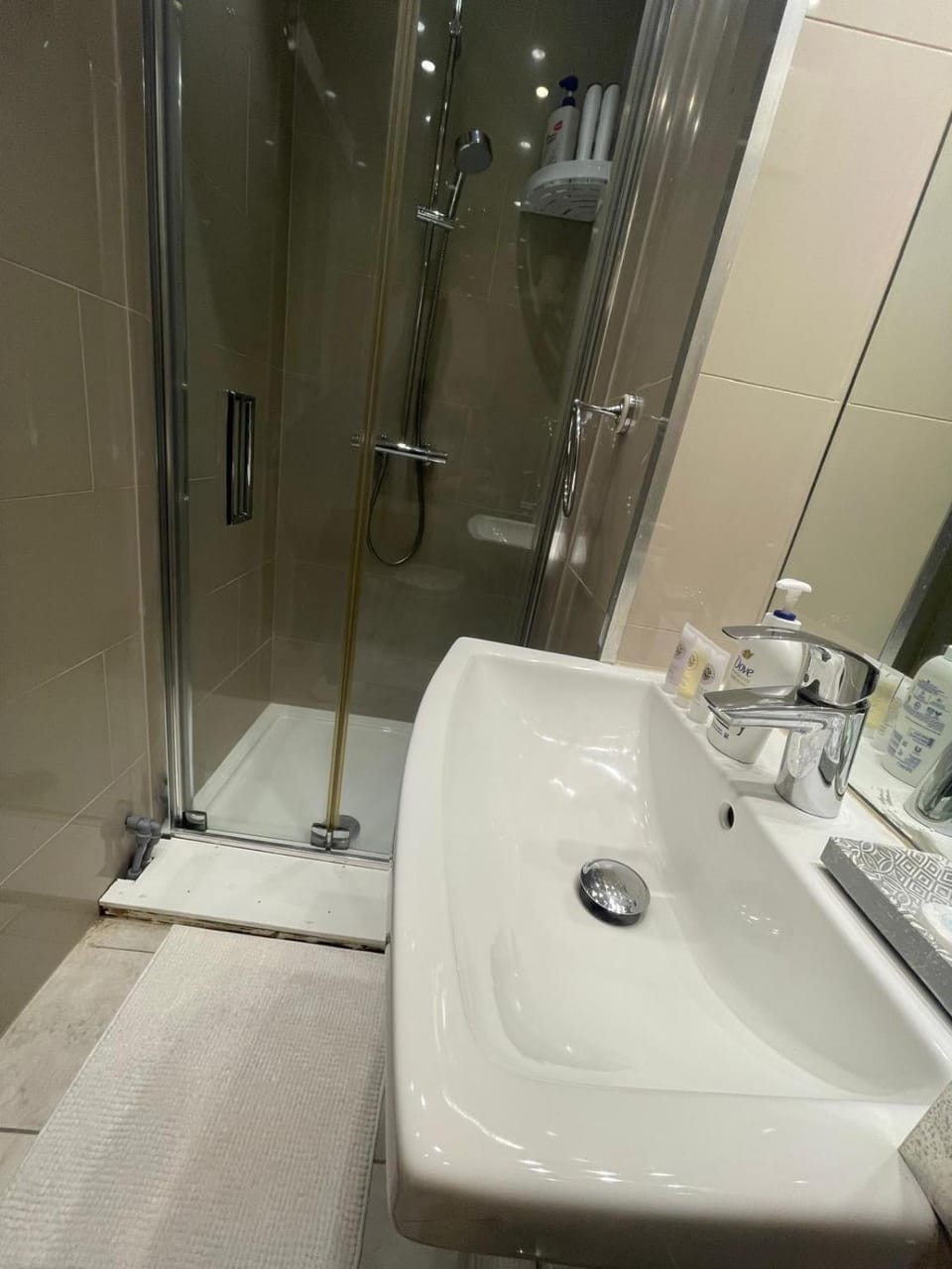 Chic Modern Studio Apartment near Heathrow Airport Apartment in Isleworth