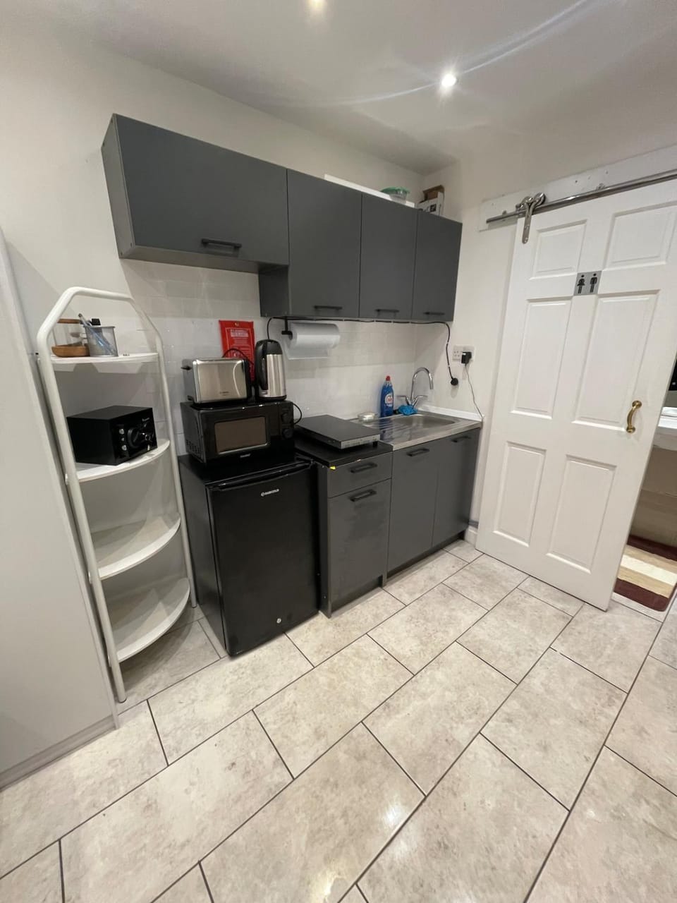 Chic Modern Studio Apartment near Heathrow Airport Apartment in Isleworth