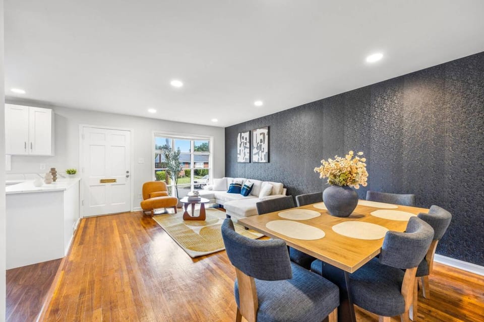 Spacious & Easy Alexandria Group Stay, Mins to DC House in Alexandria