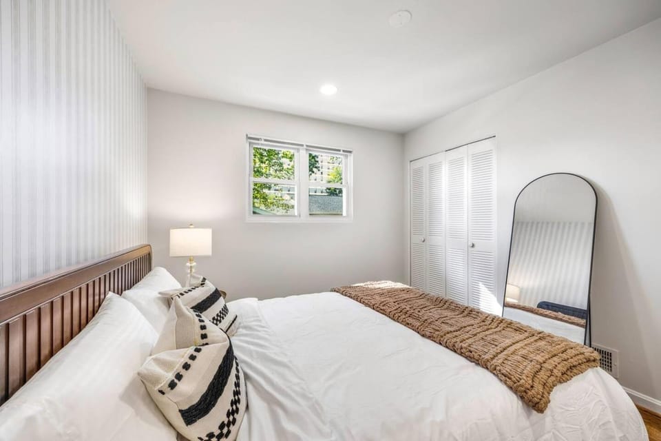 Spacious & Easy Alexandria Group Stay, Mins to DC House in Alexandria
