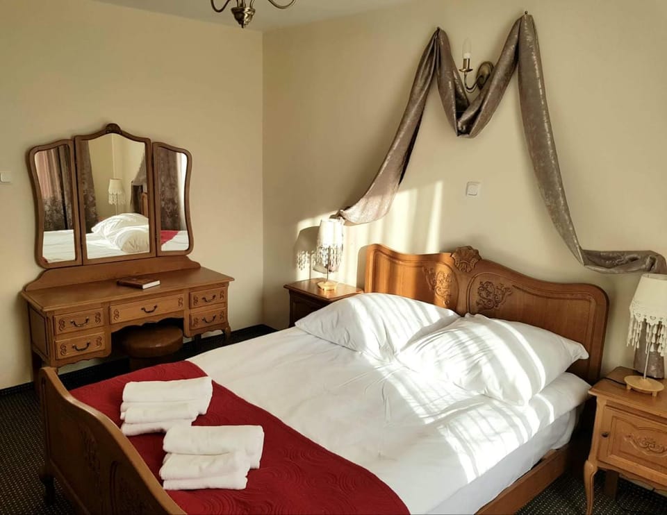 Bed, Coffee/tea facilities, Photo of the whole room, Bedroom, Lake view, towels