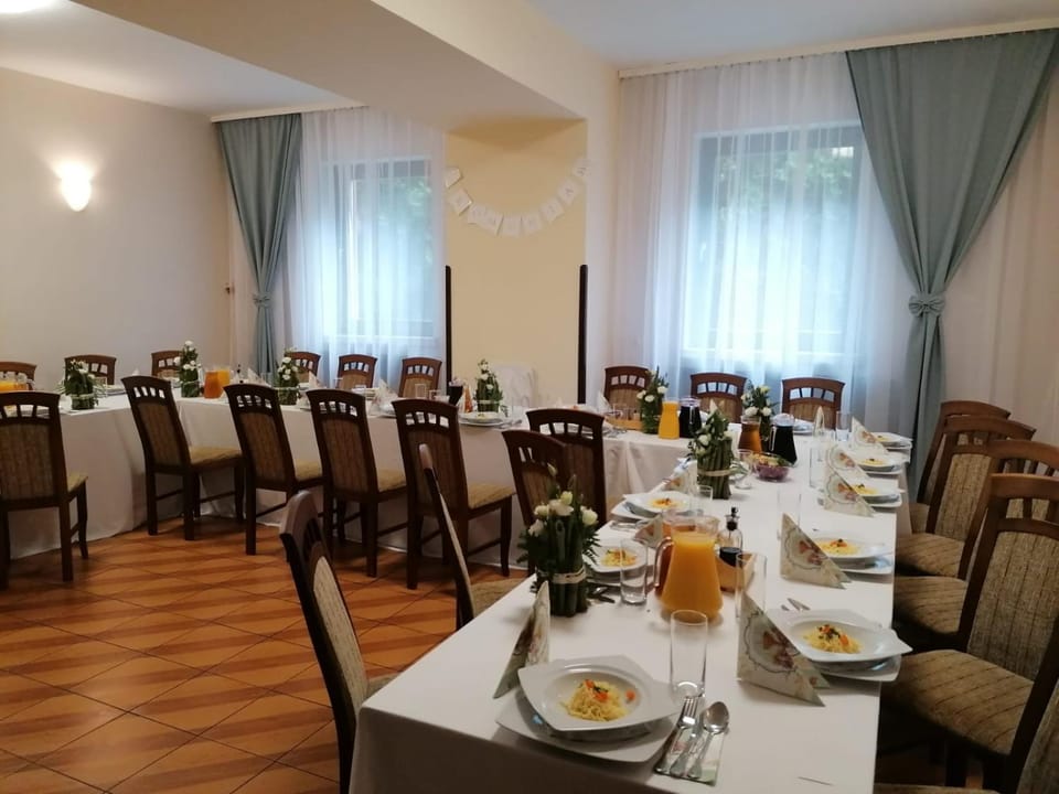 Property building, Coffee/tea facilities, Food and drinks, Banquet/Function facilities, Dining area