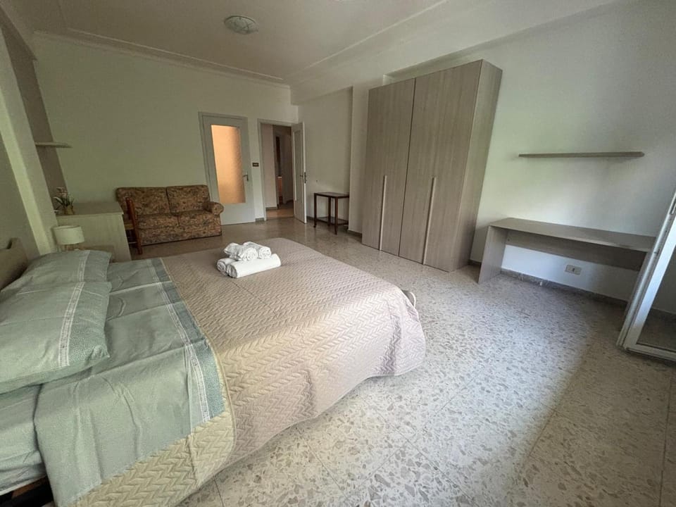 Bed, Photo of the whole room, wardrobe