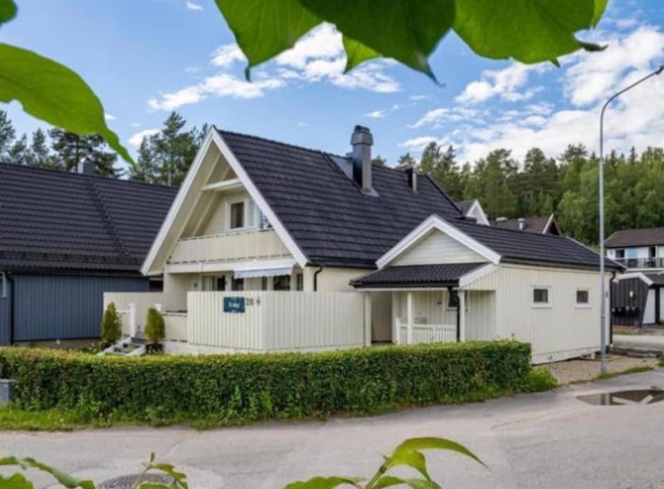 Cozy four bedroom House direct to forest close to sea, city and all amenities Villa in Viken, Norway