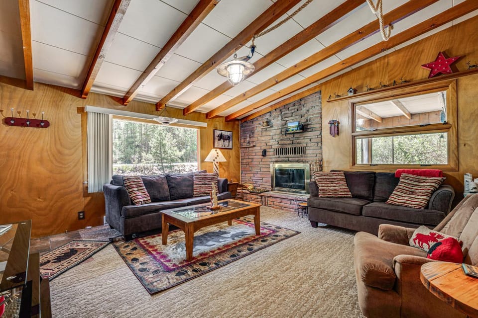 On-Site Fishing! Riverfront Gem w/ Patios in Drake House in Rocky Mountain National Park