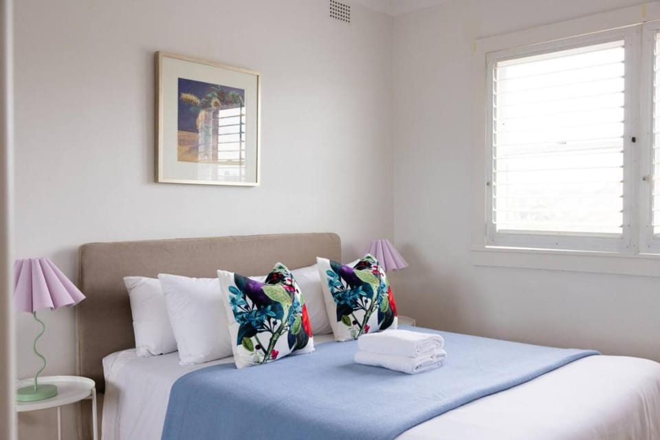 Double Bay Art Deco Apartment with Harbour Vistas Apartment in Sydney