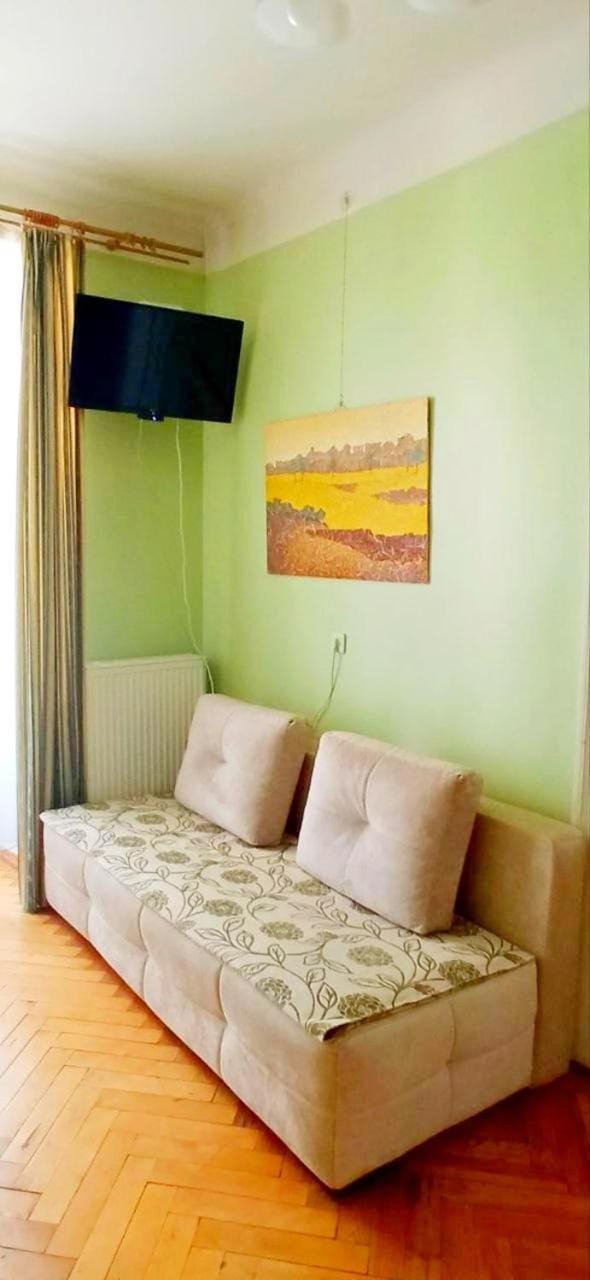 Bed, TV and multimedia, Bedroom