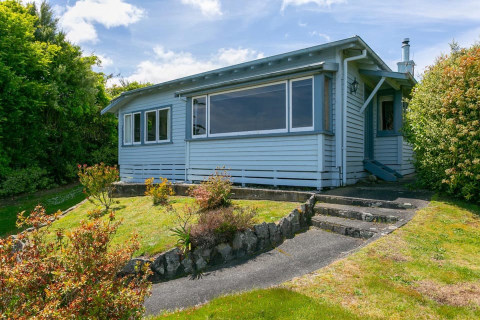 Waipahihi Charm and Tranquility House in Taupo