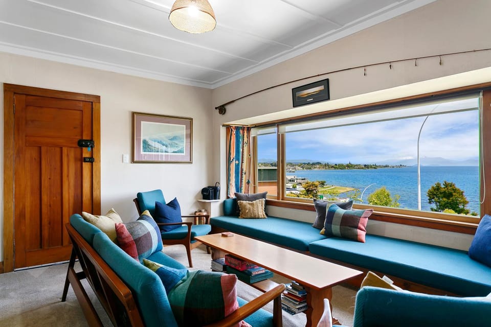 Waipahihi Charm and Tranquility House in Taupo