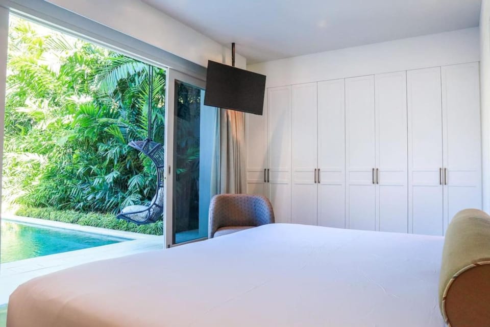 Bedroom, Pool view