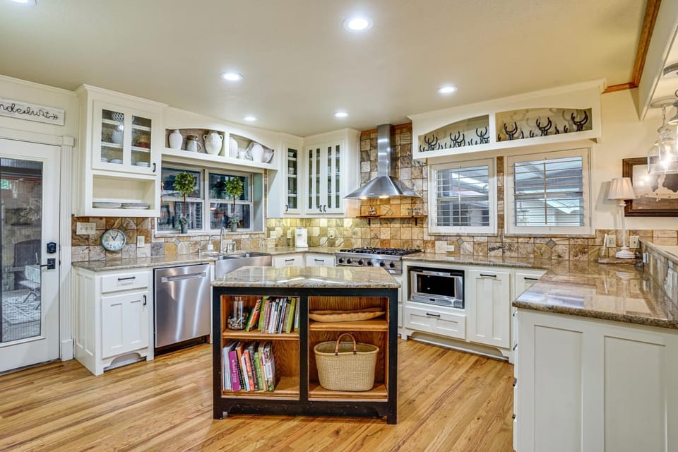 Historic Weatherford Estate w/ Backyard Oasis House in Weatherford
