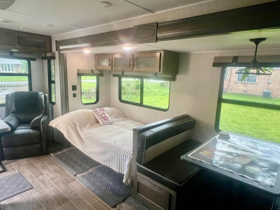 Beautiful 32' RV located in south Chicago suburb Apartment in Chicago