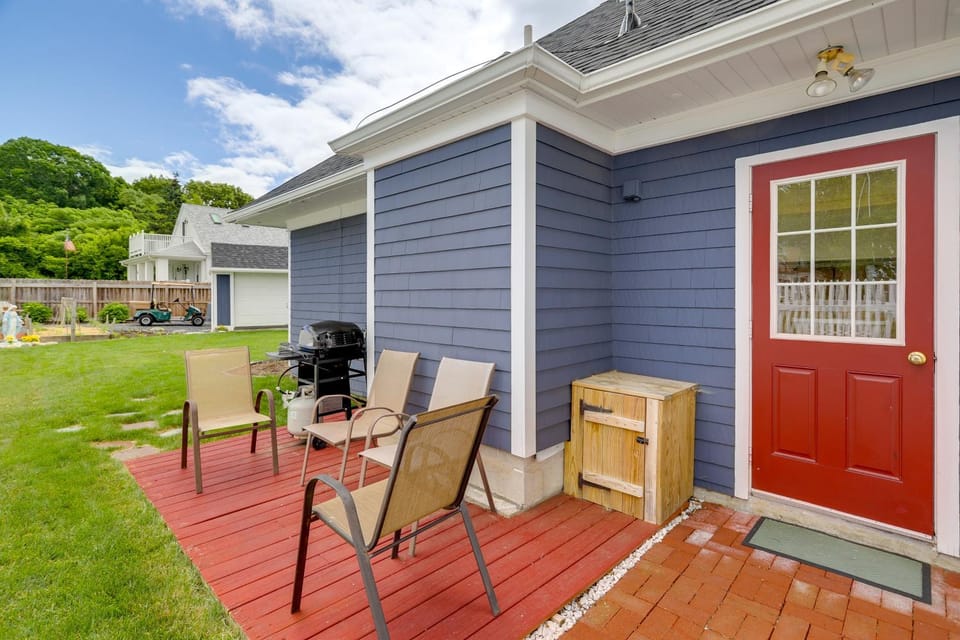 Warwick Apt w/ Waterfront View, Walk to Marina! Apartment in Warwick