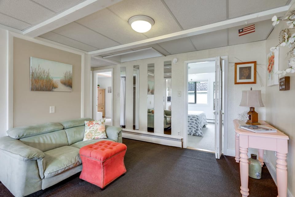 Warwick Apt w/ Waterfront View, Walk to Marina! Apartment in Warwick
