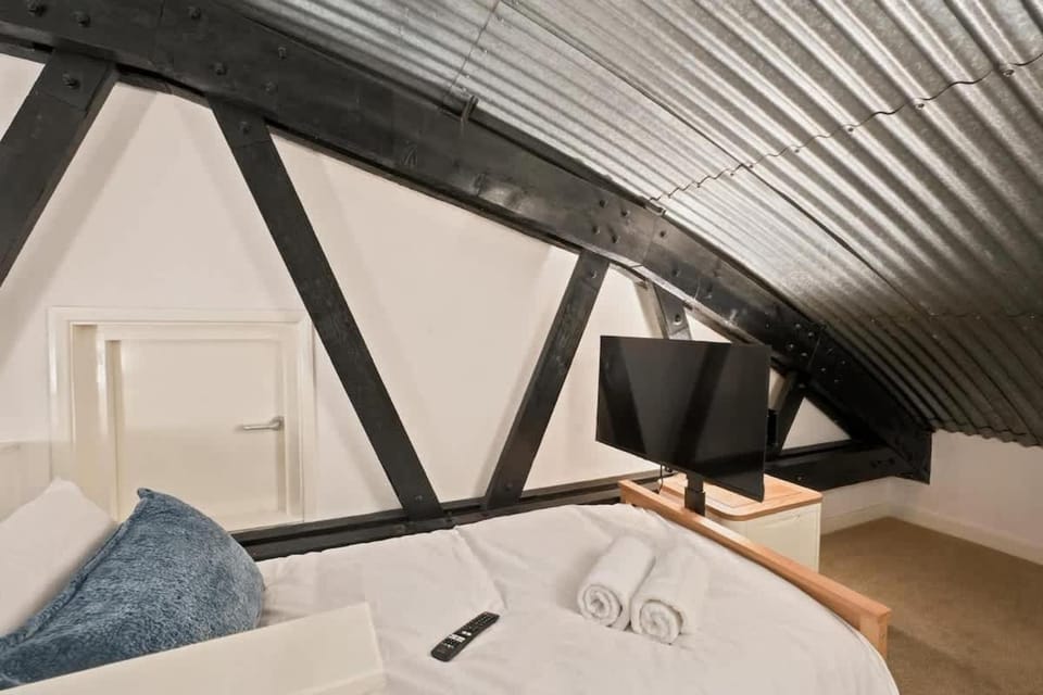 Bed, TV and multimedia, Bedroom