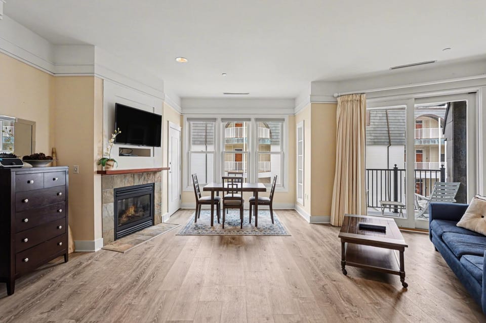 Luxurious King Suite 364 in Bay Harbor, perfect for couples, with stunning village views. Apartment in Bay Harbor