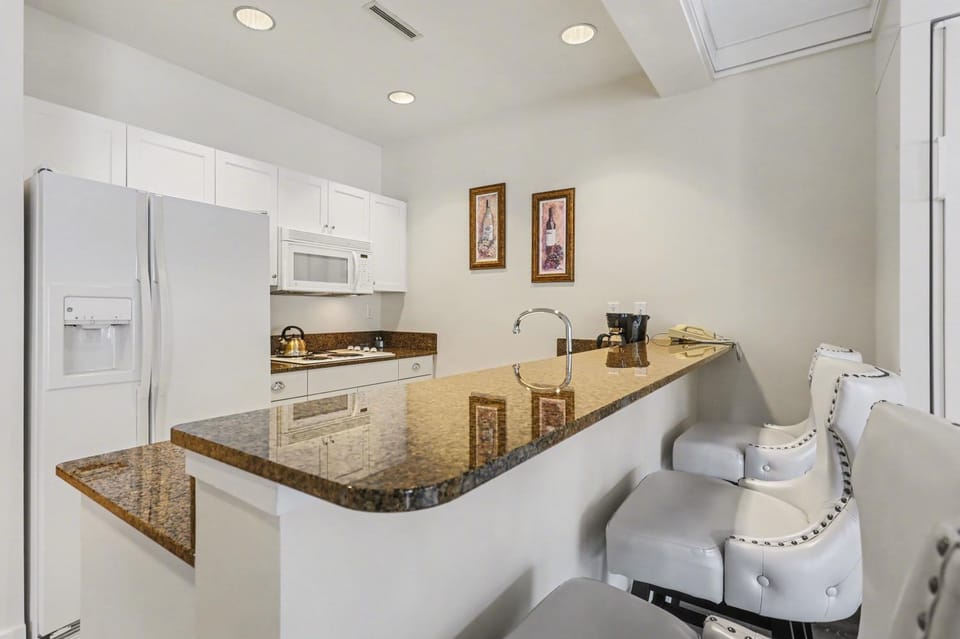Luxurious King Suite 364 in Bay Harbor, perfect for couples, with stunning village views. Apartment in Bay Harbor