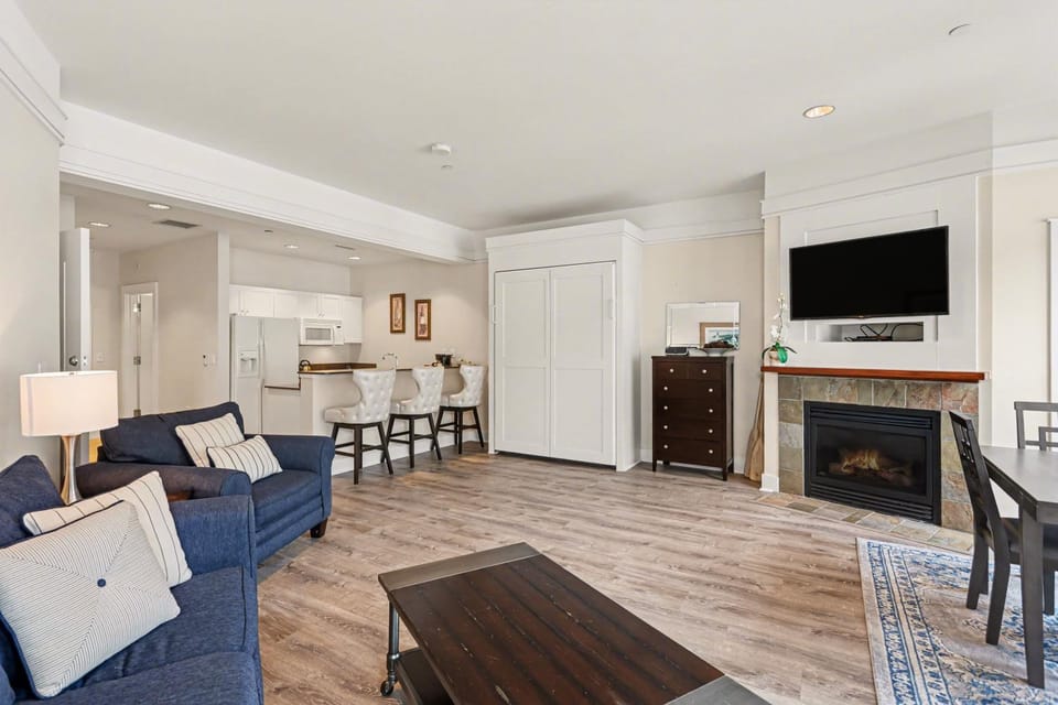Luxurious King Suite 364 in Bay Harbor, perfect for couples, with stunning village views. Apartment in Bay Harbor