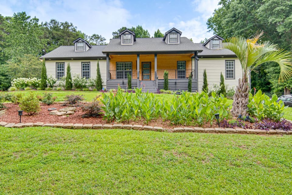 Pool, Hot Tub & Game Room! Stockbridge Oasis House in Stockbridge