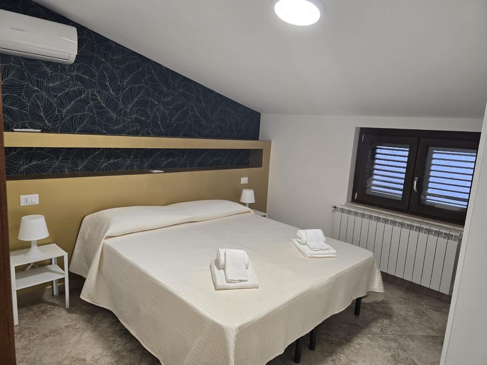 Bed, Photo of the whole room, Bedroom, internet, towels