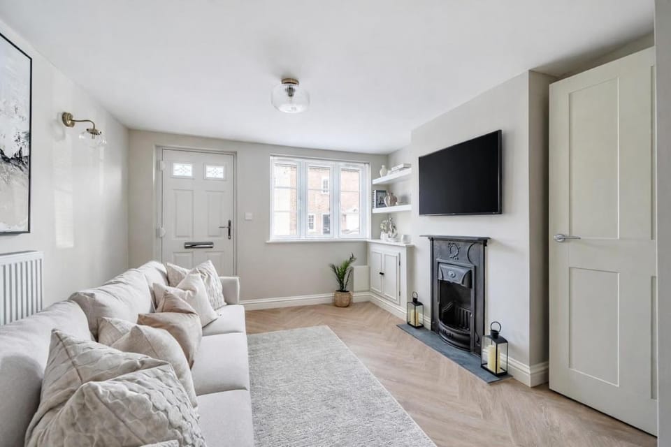 Two, 2-bed cottages, perfect for groups - free parking and pet friendly House in Stratford-upon-Avon