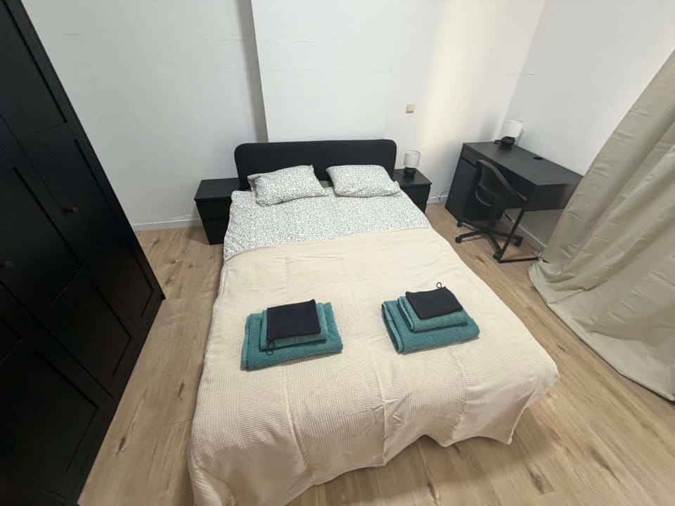 Bed, Photo of the whole room, Bedroom, towels