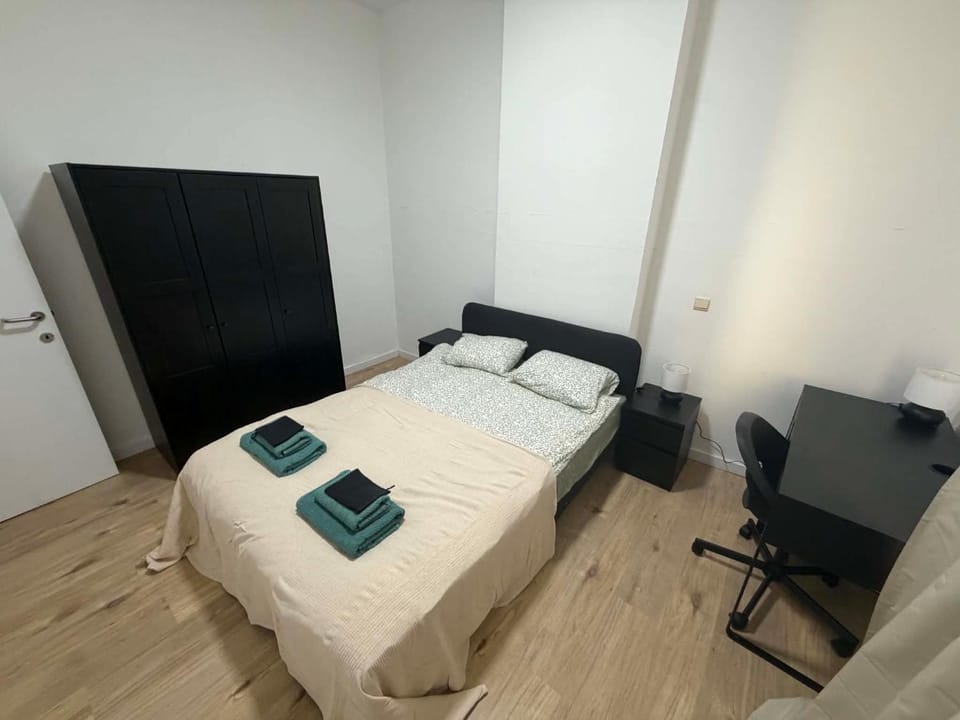Bed, Photo of the whole room, Seating area, Bedroom, towels