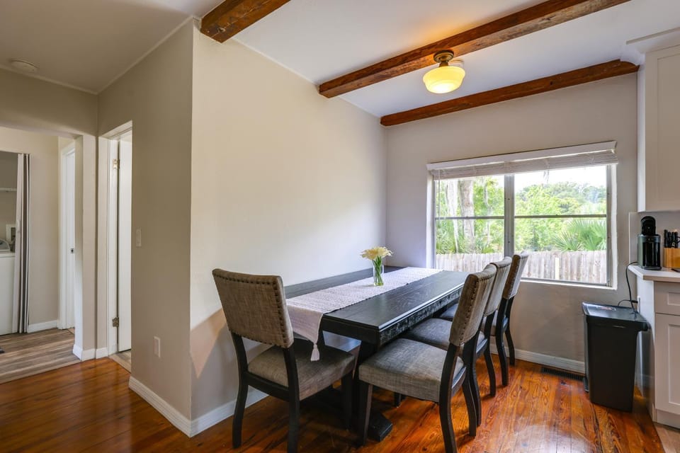 Walk to Beautiful & Historic Downtown Mount Dora House in Mount Dora
