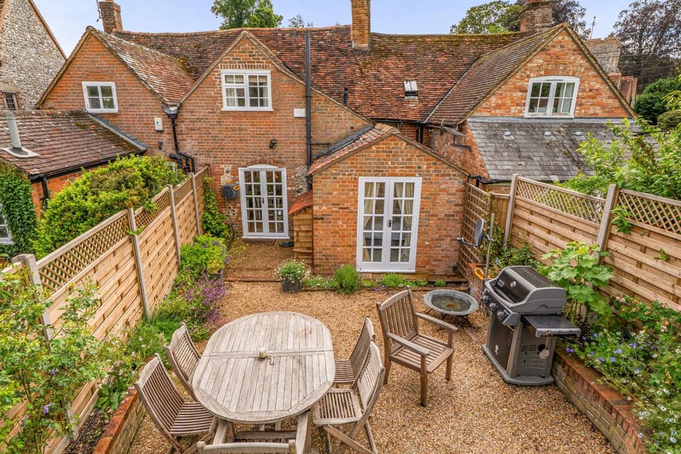 Property building, Day, BBQ facilities, Garden, Seating area, Garden view