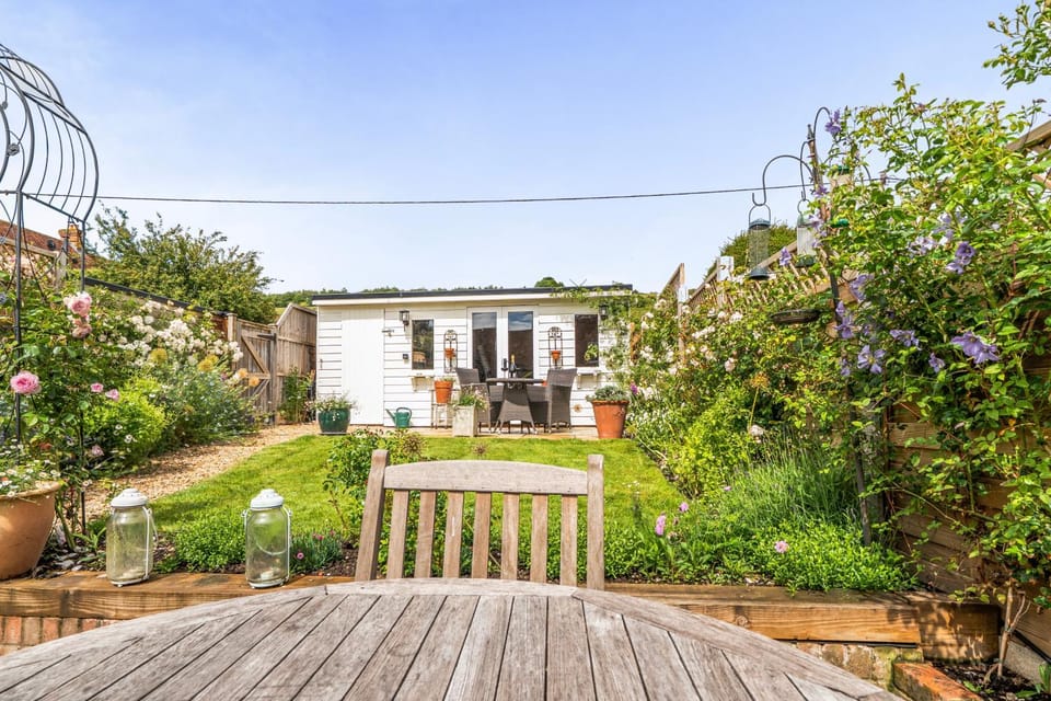 Windmill Cottage Sleeps 4 with Enclosed Garden House in Wycombe District