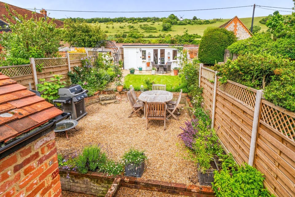 Property building, Day, Neighbourhood, Natural landscape, Garden, Garden, Garden view, Seasons